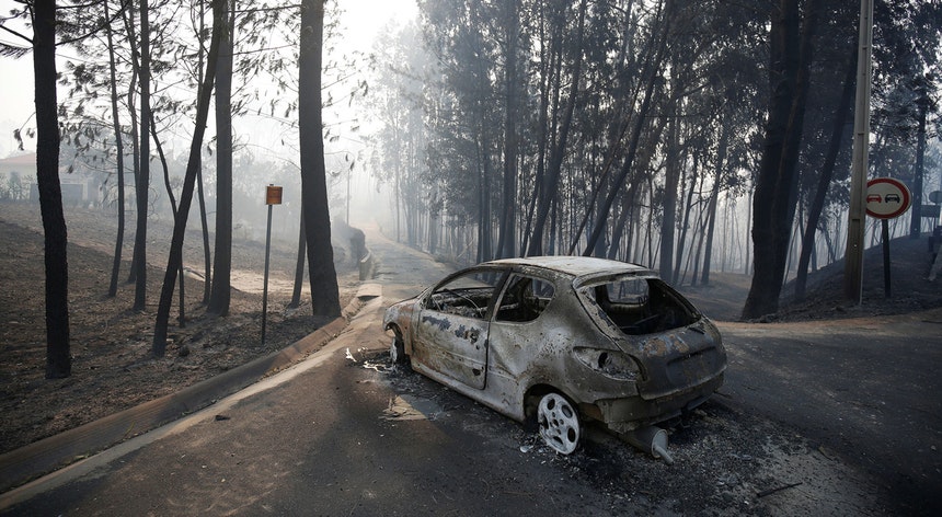 Carro incendiado em Pedrógão Grande, Portugal